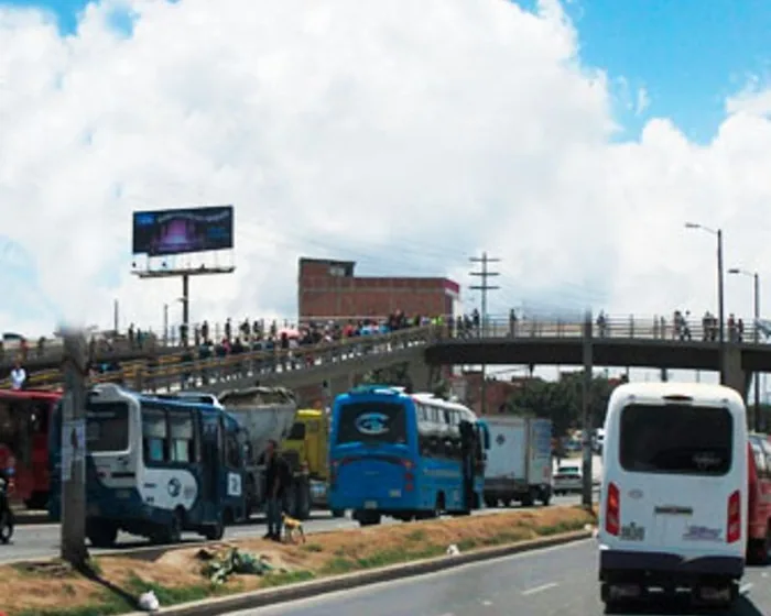 Valla Bymo en Autopista Sur