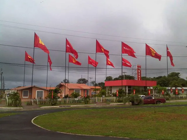Banderas en proyecto de vivienda