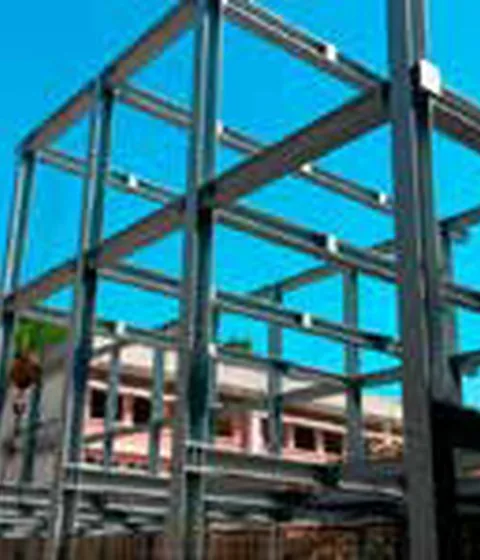 Estructura metálica en montaje