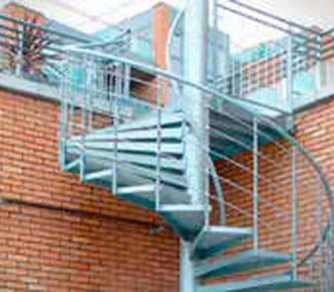 Escalera metálica en caracol